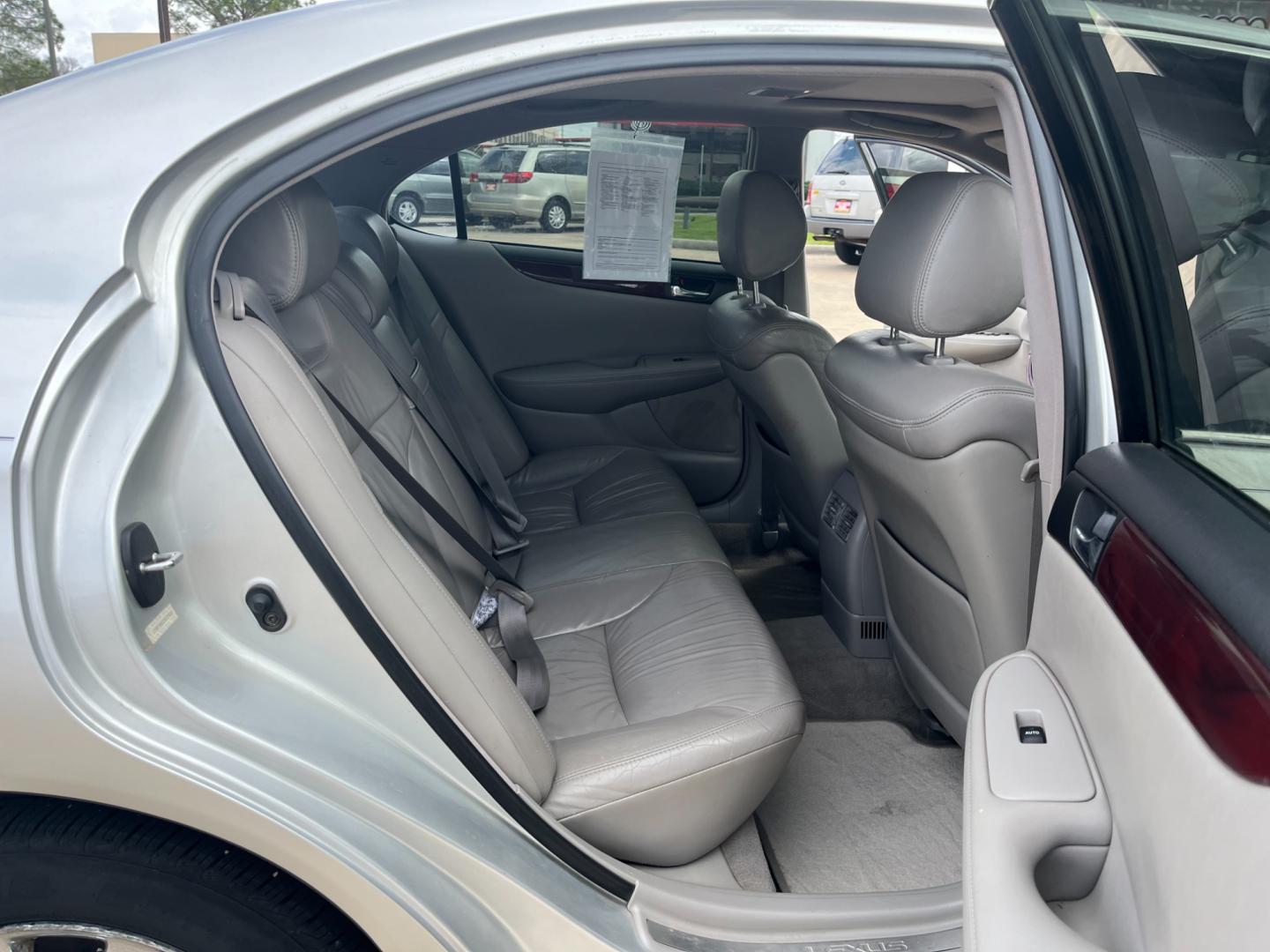 2003 SILVER /gray Lexus ES 300 Sedan (JTHBF30G135) with an 3.0L V6 DOHC 24V engine, 5-Speed Automatic Overdrive transmission, located at 14700 Tomball Parkway 249, Houston, TX, 77086, (281) 444-2200, 29.928619, -95.504074 - Photo#12